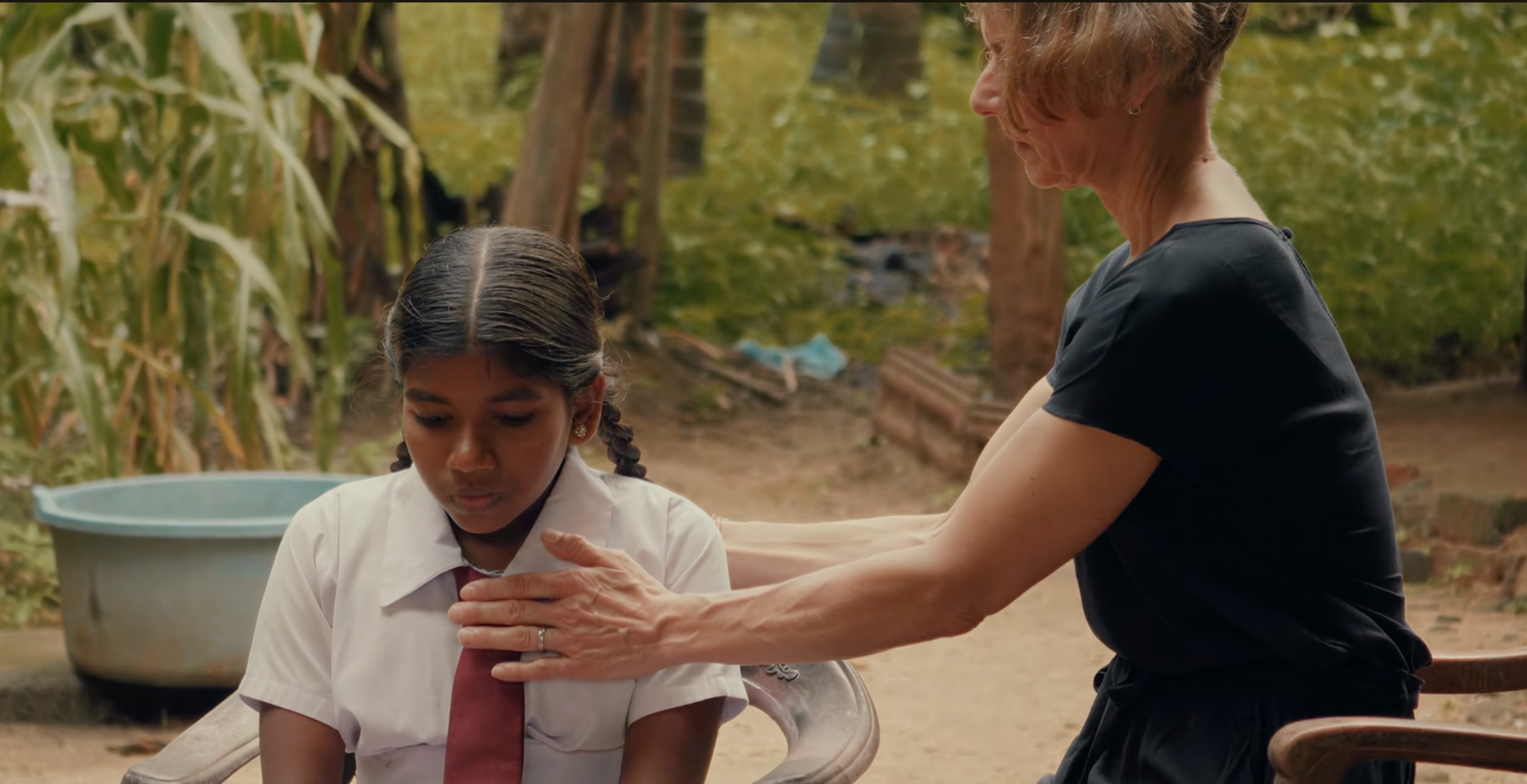 Heilerin Uta Bihlmaier während Sie ein Kind in Sri Lanka heilt